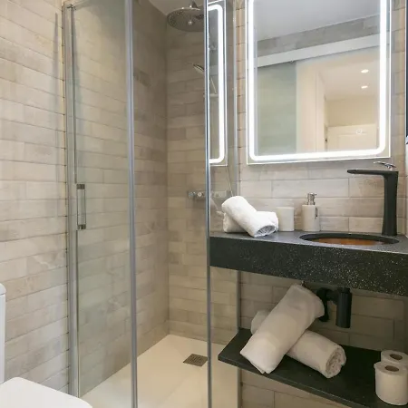 Spaces Urban Flat- 3 Bedrooms, 3 Bathrooms, Huge Terrace, Near * Sitges