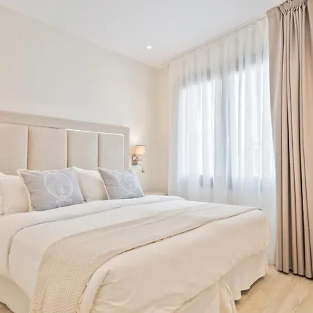Apartment Spaces Urban Flat- 3 Bedrooms, 3 Bathrooms, Huge Terrace, Near