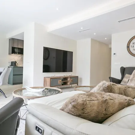 Apartment Spaces Urban Flat- 3 Bedrooms, 3 Bathrooms, Huge Terrace, Near